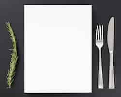 Photo gratuite vue de dessus du papier de menu vierge avec du pin et des couverts