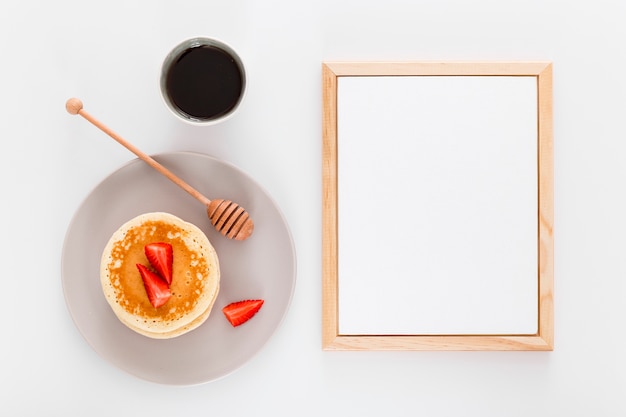 Photo gratuite vue de dessus du papier de menu vierge avec une louche au miel et un dessert