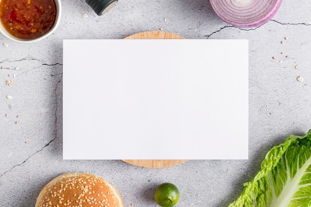 Vue de dessus du papier de menu vierge avec salade et pain