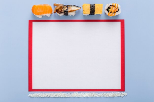 Vue de dessus du papier de menu vierge avec sushi et riz