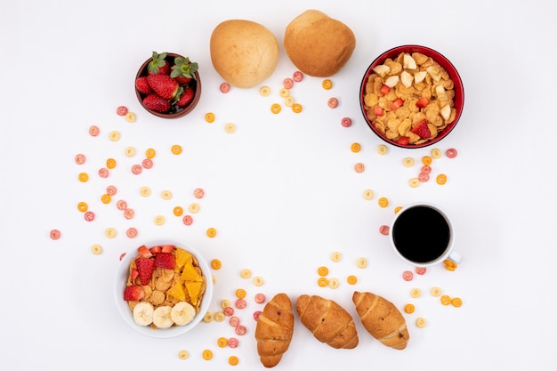 Vue de dessus du petit déjeuner avec du café sur une surface blanche horizontale