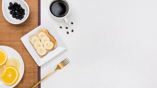 Vue de dessus du petit déjeuner avec espace copie