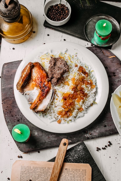 Photo gratuite vue de dessus du pilaf azerbaïdjanais avec lyavangi de poulet rôti et fruits secs grillés pg