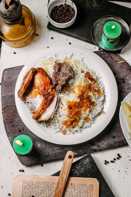 Vue de dessus du pilaf azerbaïdjanais avec lyavangi de poulet rôti et fruits secs grillés pg