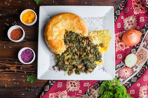 Photo gratuite vue de dessus du pilaf dans une pita avec des herbes, des oignons et des épices. plat oriental traditionnel sur une surface en bois sombre horizontal