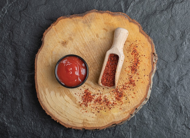 Vue de dessus du piment rouge avec du ketchup sur planche de bois.