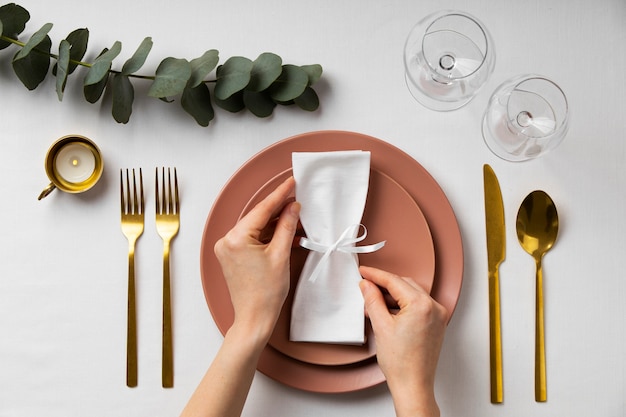 Photo gratuite vue de dessus du planificateur de mariage arrangeant la table avec une serviette