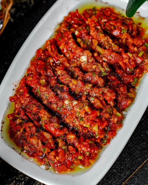 Vue de dessus du plat d'accompagnement turc avec le mélange d'herbes de tomates poivrons et oignons dans l'huile d'olive