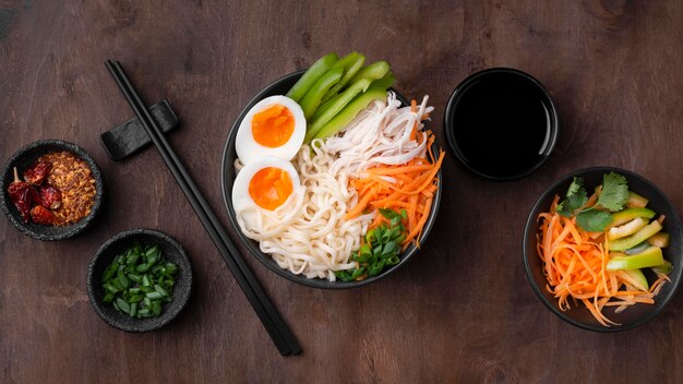 Vue de dessus du plat asiatique avec des œufs et de la salade