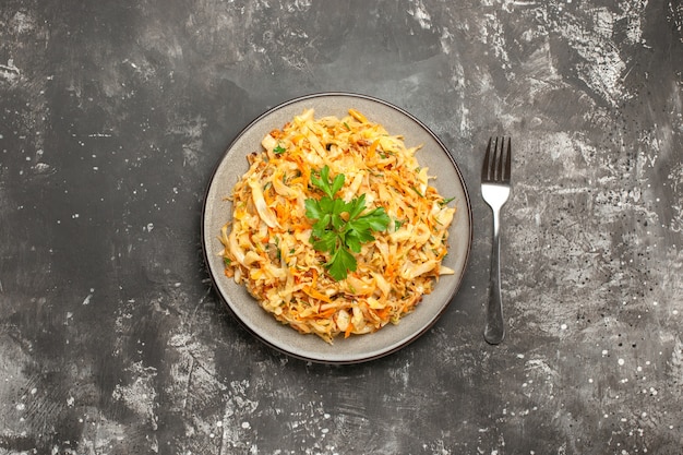 Vue de dessus du plat fourchette les fines herbes de carottes chou appétissantes