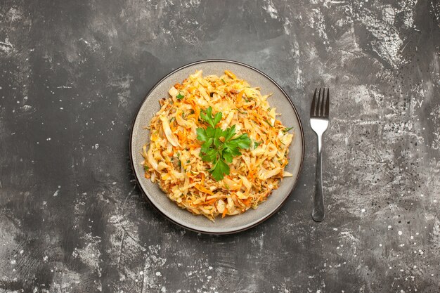 Vue de dessus du plat fourchette les fines herbes de carottes chou appétissantes