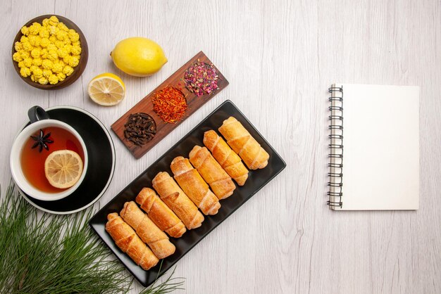 Vue de dessus du plat de loin sur la table sombre Branches d'arbres de Noël à côté de la tasse noire