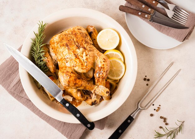 Vue de dessus du plat de poulet rôti de Thanksgiving avec des tranches de citron