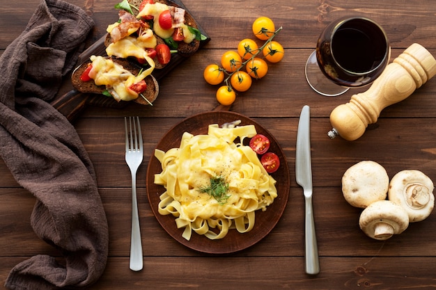 Vue de dessus du plat à raclette avec des ingrédients et des plats délicieux