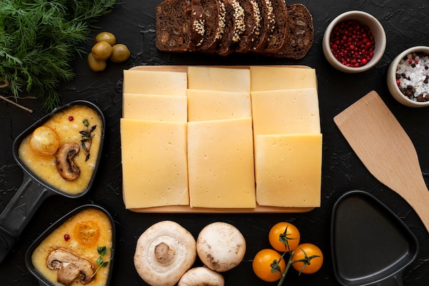 Photo gratuite vue de dessus du plat à raclette avec des ingrédients et des plats délicieux