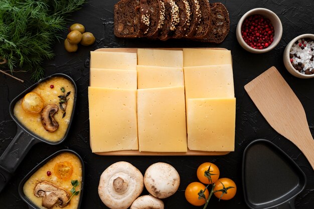 Vue de dessus du plat à raclette avec des ingrédients et des plats délicieux