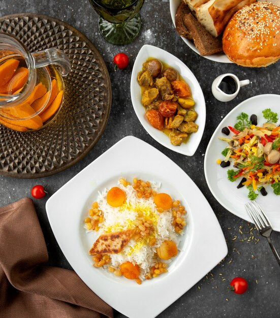 Vue de dessus du plat de riz azerbaïdjanais servi avec des morceaux de boeuf et des fruits secs