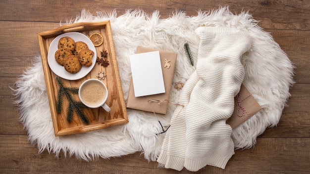 Photo gratuite vue de dessus du plateau avec des biscuits et du café à côté du pull