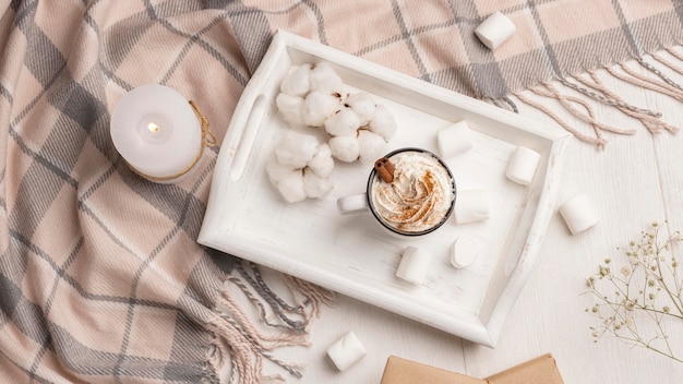 Photo gratuite vue de dessus du plateau avec café avec crème fouettée et bougie