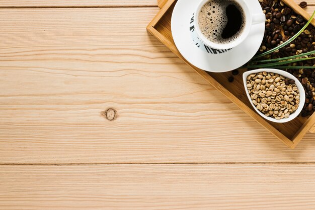 Vue de dessus du plateau de café avec espace de copie