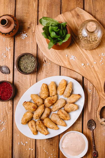 Vue de dessus du plateau de gurza frit servi avec de la mayonnaise épicée et des épices