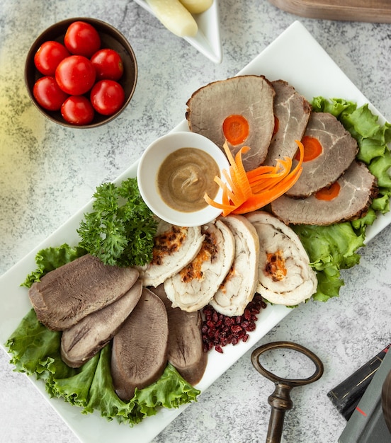 Vue de dessus du plateau de pâté de viande servi avec carotte et sauce