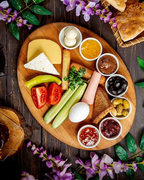 Vue de dessus du plateau de petit déjeuner turc