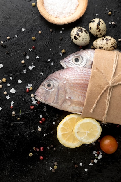 Photo gratuite vue de dessus du poisson au citron et aux œufs