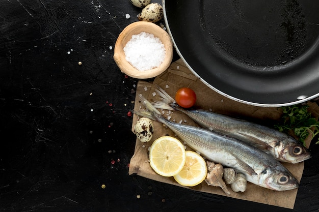 Vue de dessus du poisson au citron et casserole