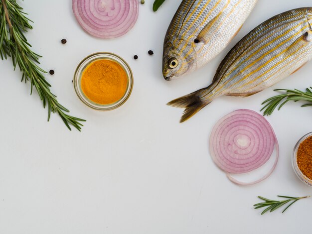 Photo gratuite vue de dessus du poisson avec des condiments et des légumes