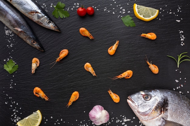 Photo gratuite vue de dessus du poisson avec des condiments