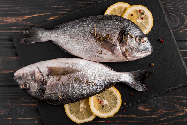 Vue de dessus du poisson et du citron