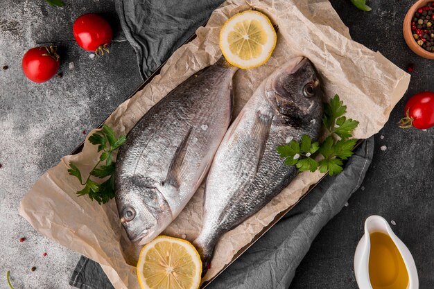 Vue de dessus du poisson sur du papier sulfurisé