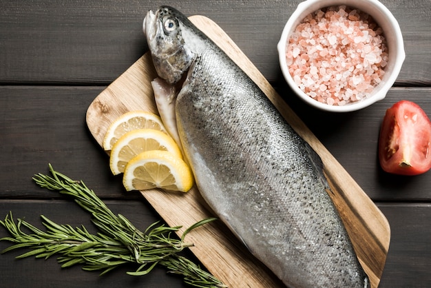 Vue de dessus du poisson sur planche de bois