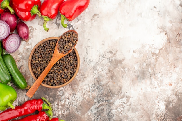 Vue de dessus du poivre noir divers légumes hachés et entiers