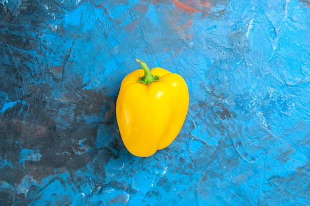 Vue de dessus du poivron jaune sur la surface bleue