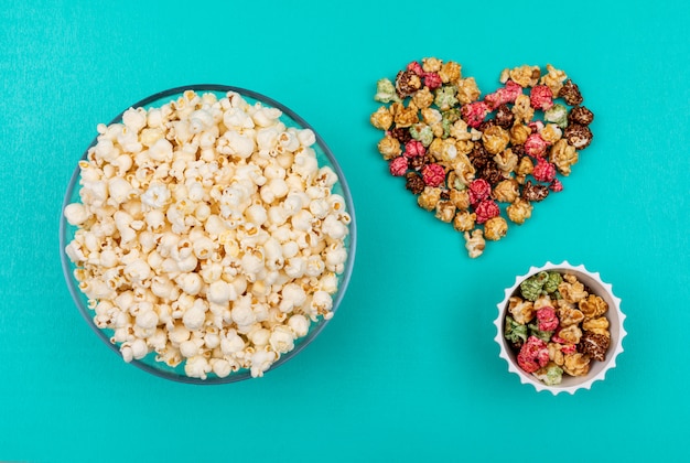 Vue de dessus du pop-corn dans des bols sur horizontal bleu