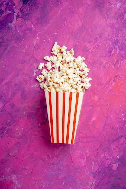 Photo gratuite vue de dessus du pop-corn frais pour la soirée cinéma