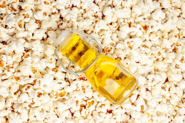 Photo gratuite vue de dessus du pop-corn frais pour la soirée cinéma