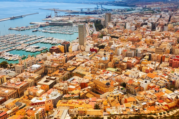 Vue de dessus du port à Alicante