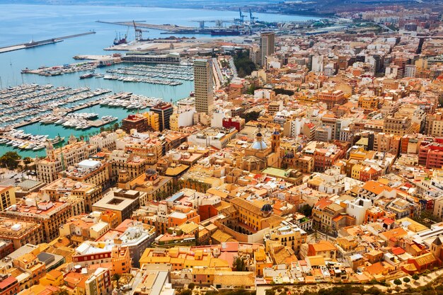 Vue de dessus du port à Alicante