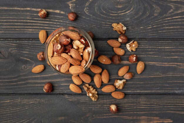 Vue de dessus du pot aux amandes et autres noix