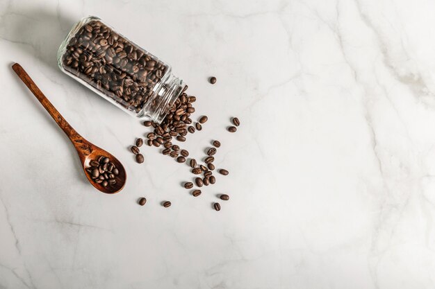 Vue de dessus du pot avec des grains de café torréfiés et espace copie