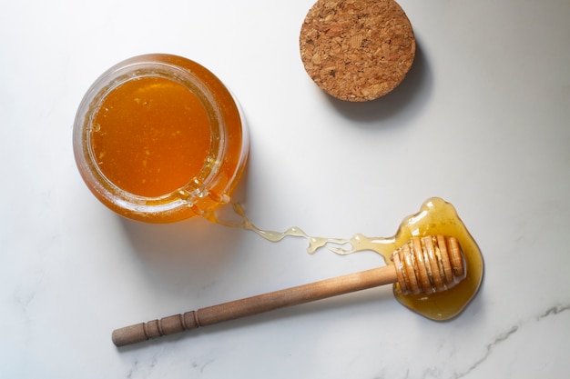 Vue de dessus du pot de miel avec une louche de miel