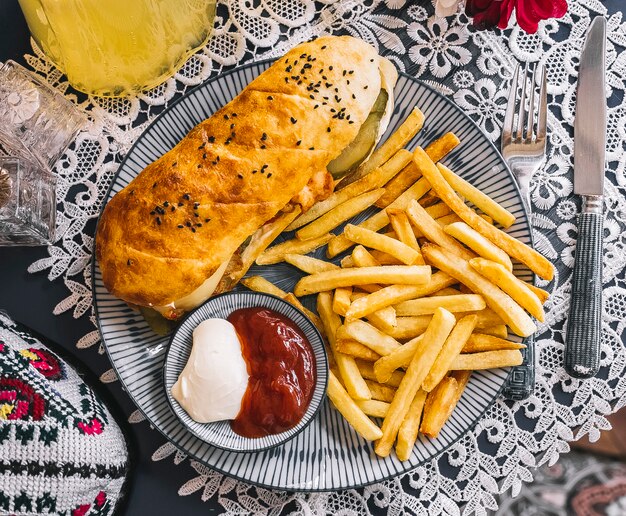 Vue de dessus du poulet doner avec du pain servi avec du ketchup frit et de la mayonnaise