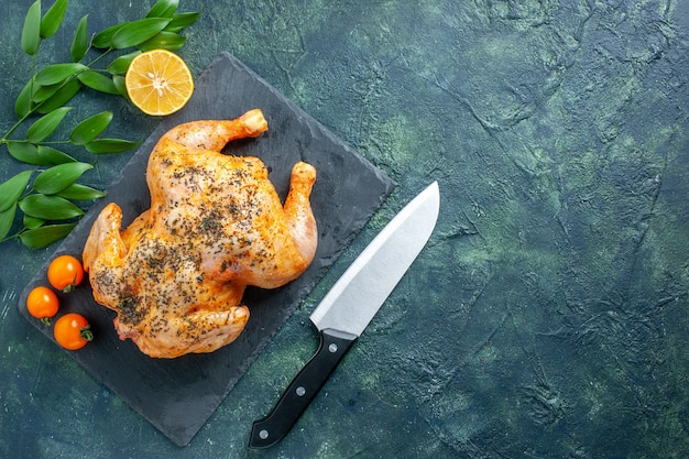 Vue de dessus du poulet épicé cuit sur la surface sombre