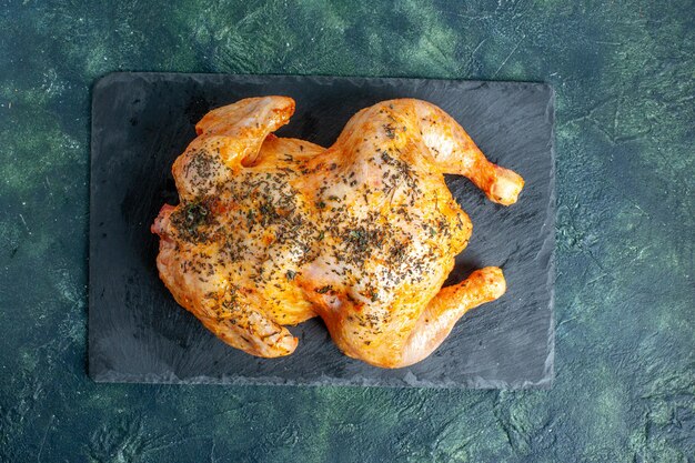 Vue de dessus du poulet épicé cuit sur la surface sombre