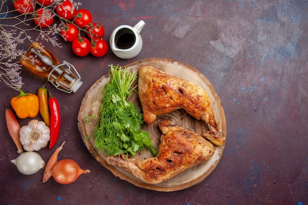 Vue de dessus du poulet frit avec des légumes verts et des légumes sur l'espace sombre