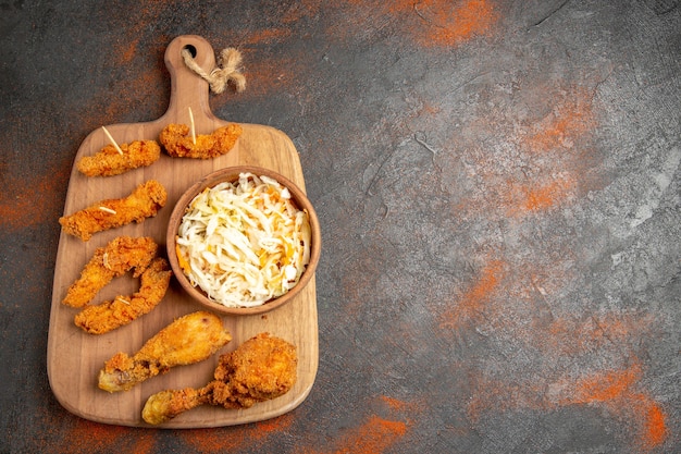 Photo gratuite vue de dessus du poulet frit et de la salade