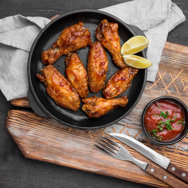 Vue de dessus du poulet frit avec sauce et couverts